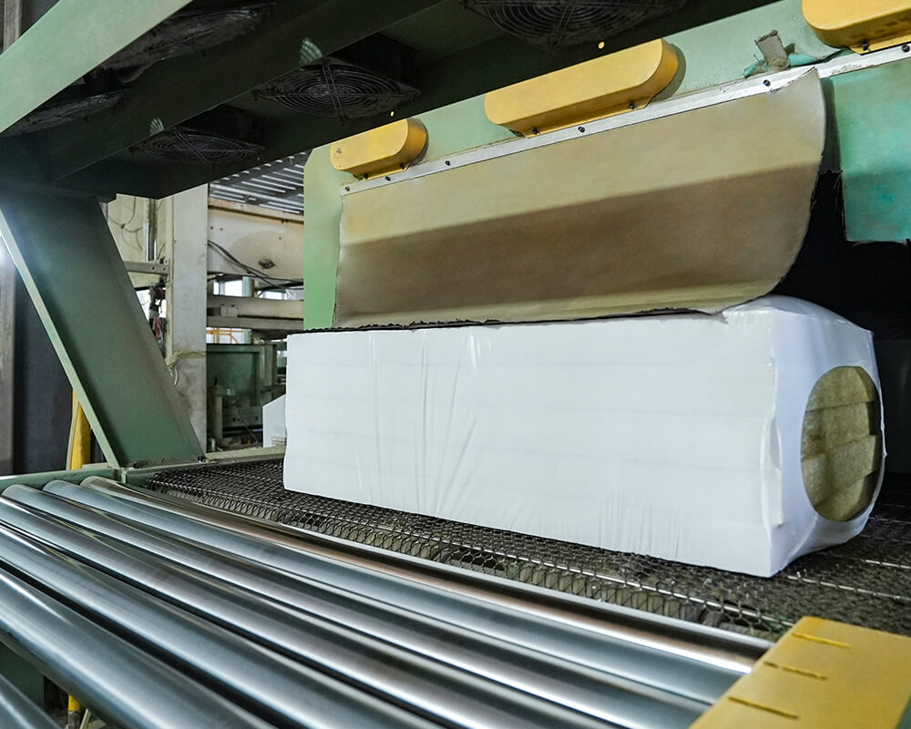 Rock wool slab on the cutting and packing line